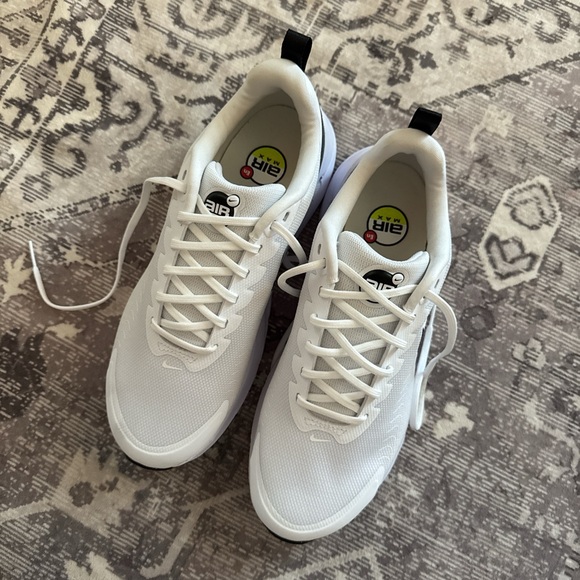 Nike White and Black air max nauxius - Picture 3 of 6